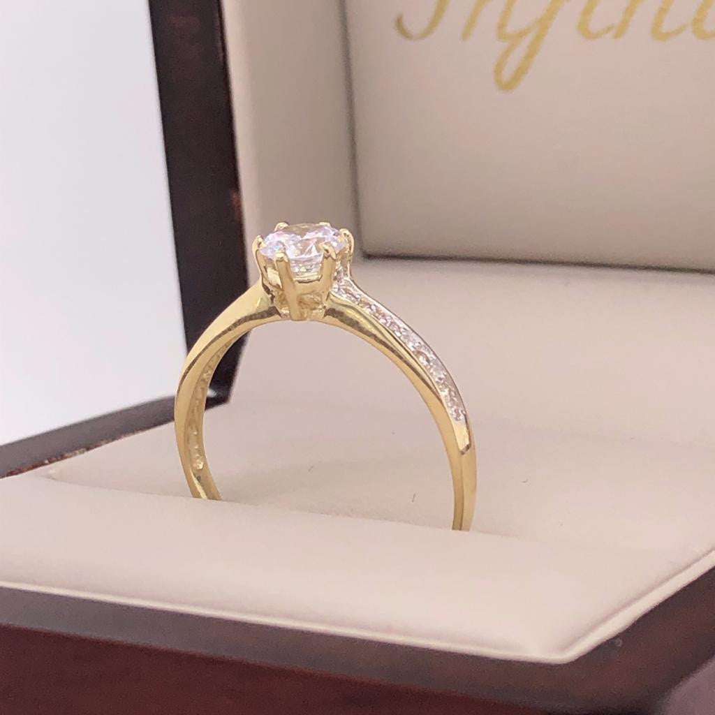 Anillo Oro 10k, Pavé Zirconia Central de 5 mm - Infiniti Joyas