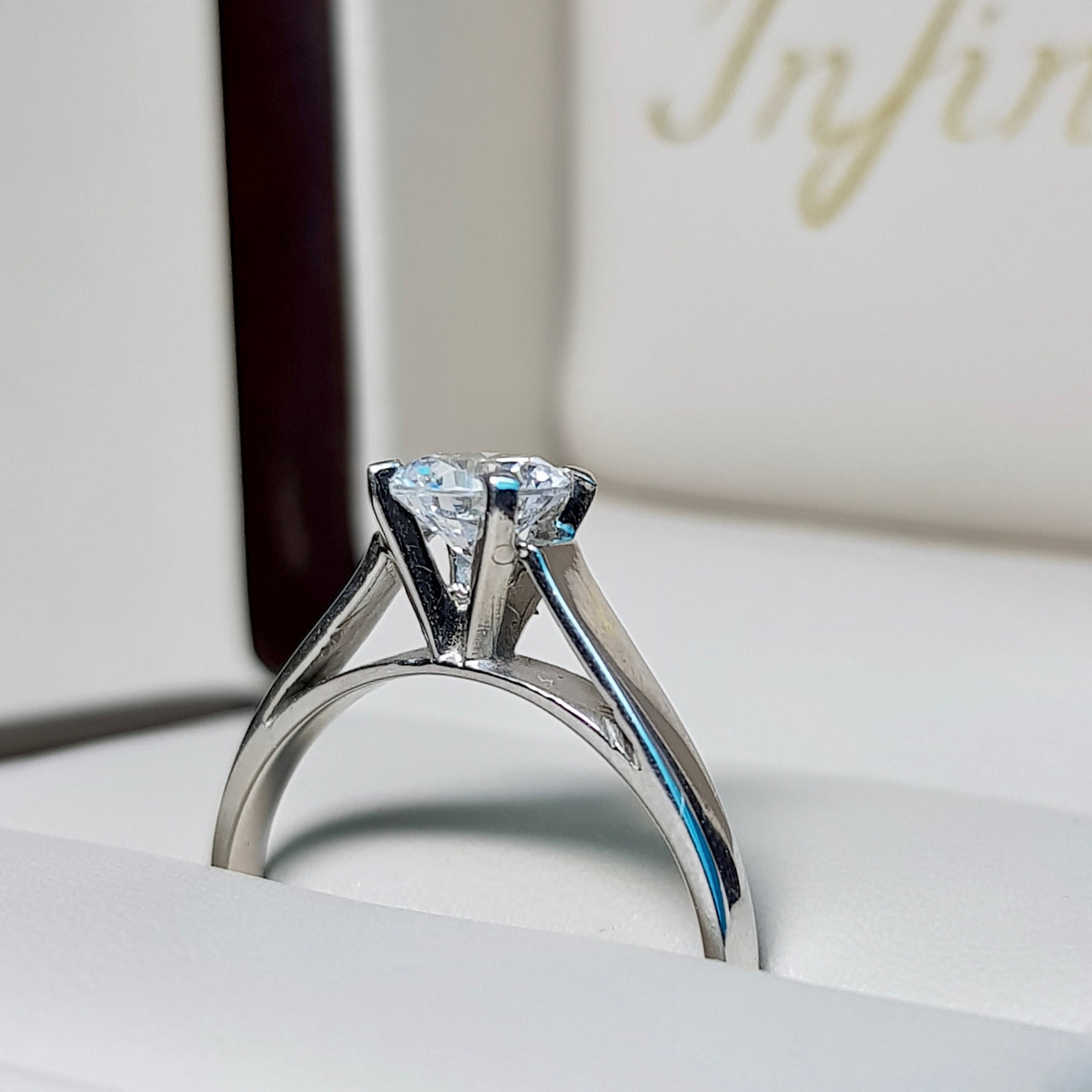 Anillo Solitario Oro Blanco 10k, con Zirconia 6 mm - Infiniti Joyas