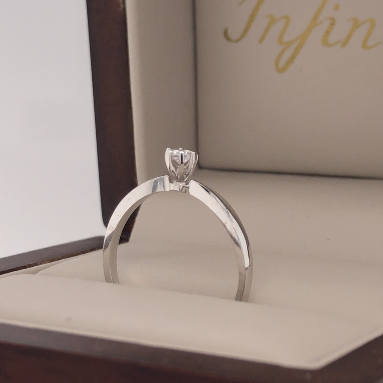 Anillo Solitario Oro Blanco 14k, con Zirconia de 3 mm - Infiniti Joyas