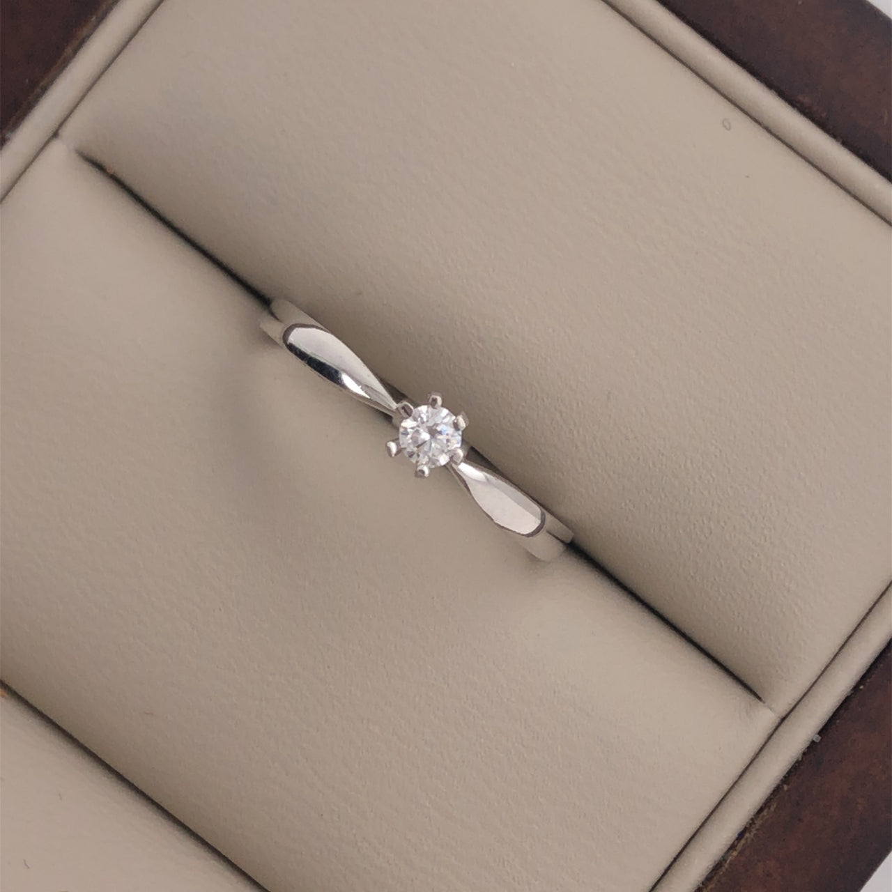 Anillo Solitario Oro Blanco 14k, con Zirconia de 3 mm - Infiniti Joyas