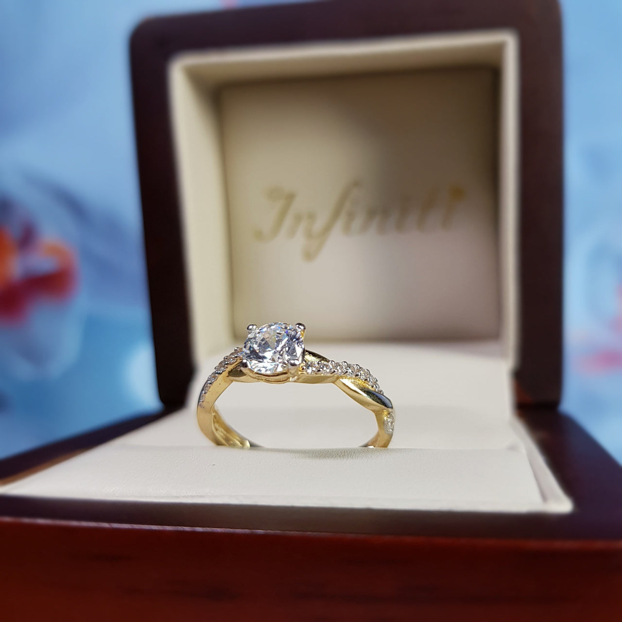 Anillo Oro 10k, Trenzado con Zirconia Central de 5.5 mm - Infiniti Joyas