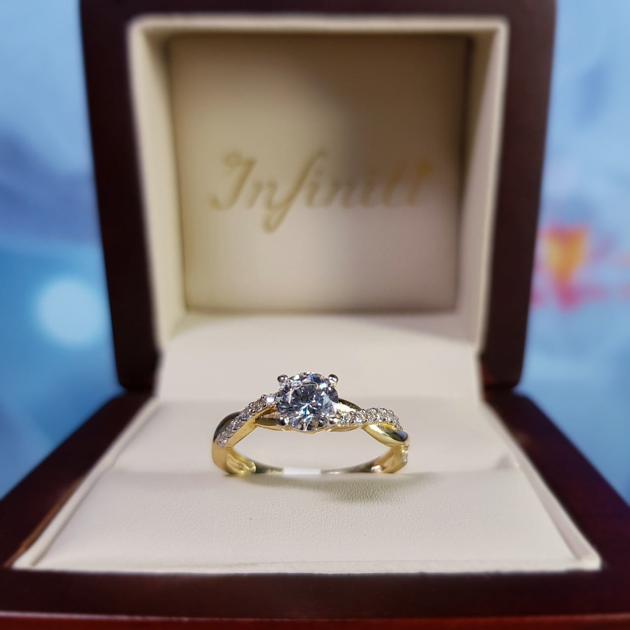 Anillo Oro 10k, Trenzado con Zirconia Central de 5.5 mm - Infiniti Joyas