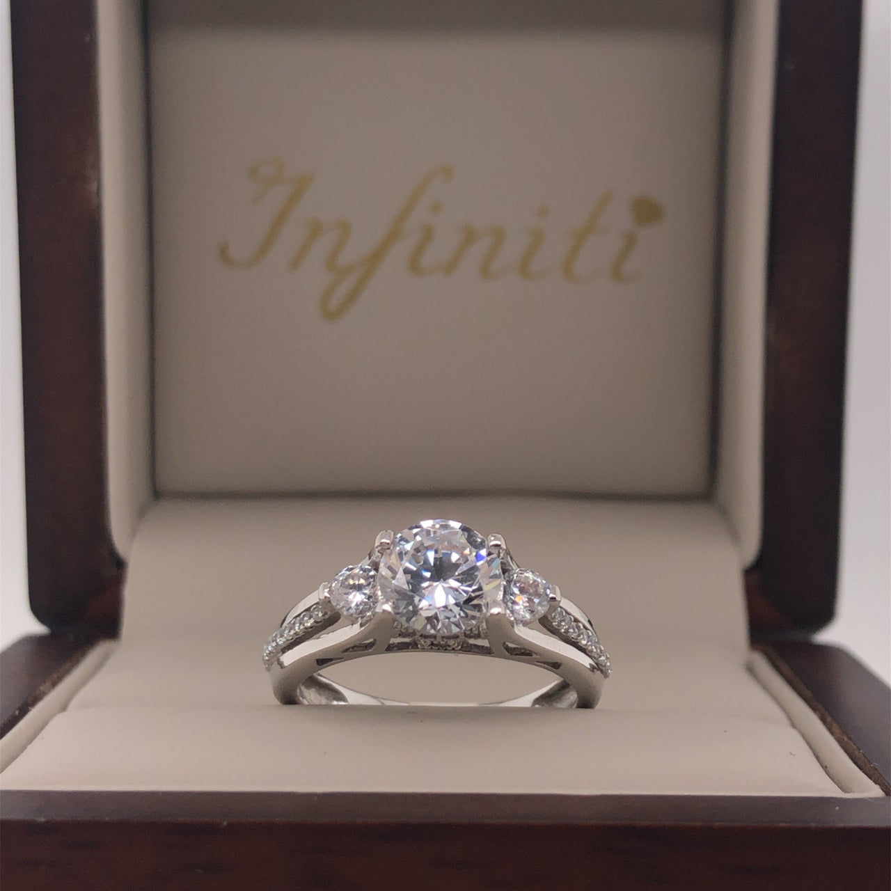 Anillo Oro Blanco 14k, Tres Piedras con Zirconia Central 7 mm - Infiniti Joyas