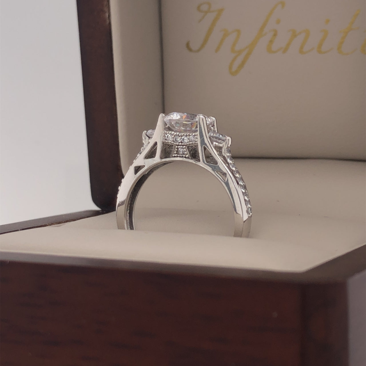 Anillo Oro Blanco 14k, Tres Piedras con Zirconia Central 7 mm - Infiniti Joyas