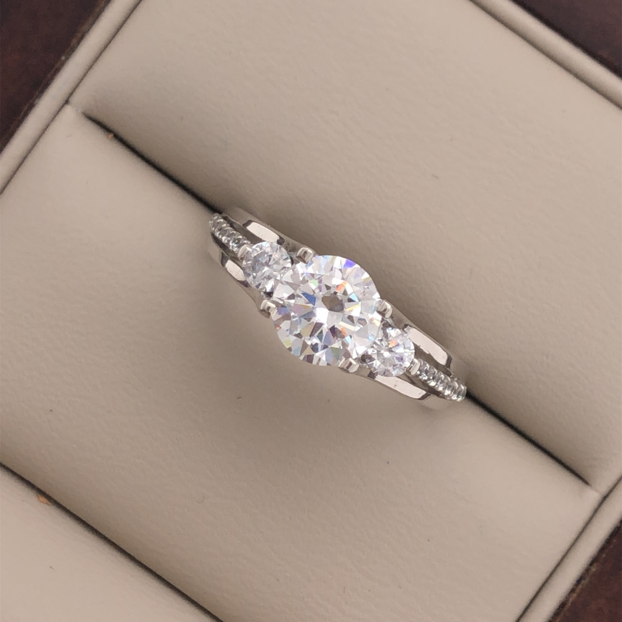 Anillo Oro Blanco 14k, Tres Piedras con Zirconia Central 7 mm - Infiniti Joyas
