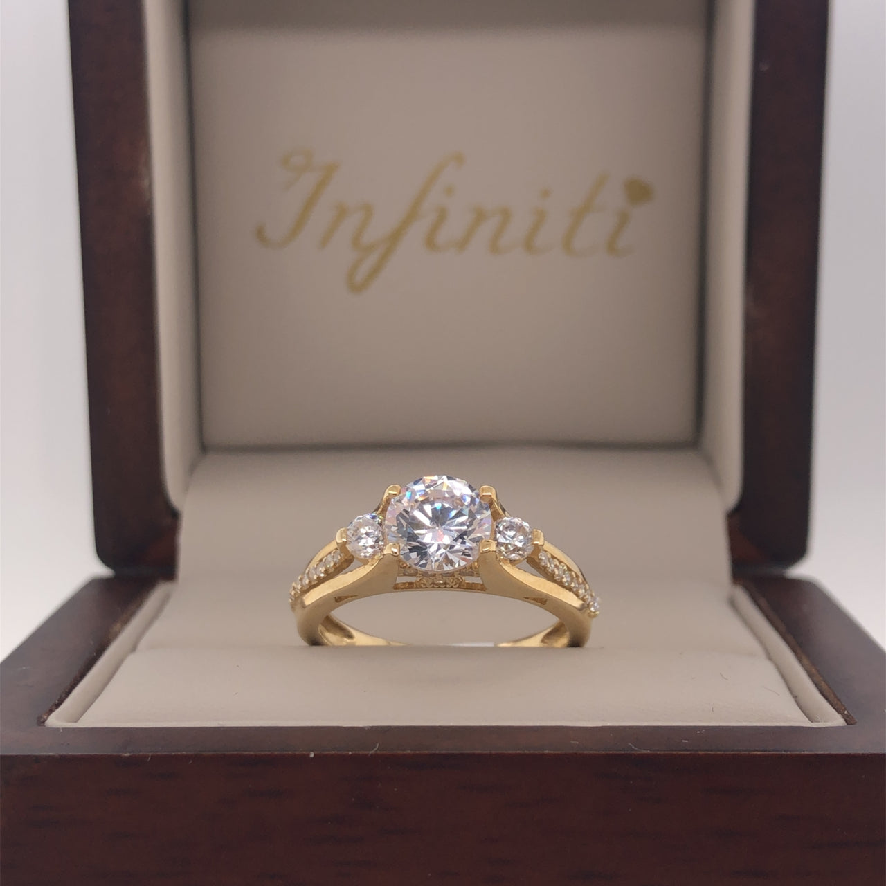 Anillo Oro 10k, Tres Piedras con Zirconia Central 7 mm