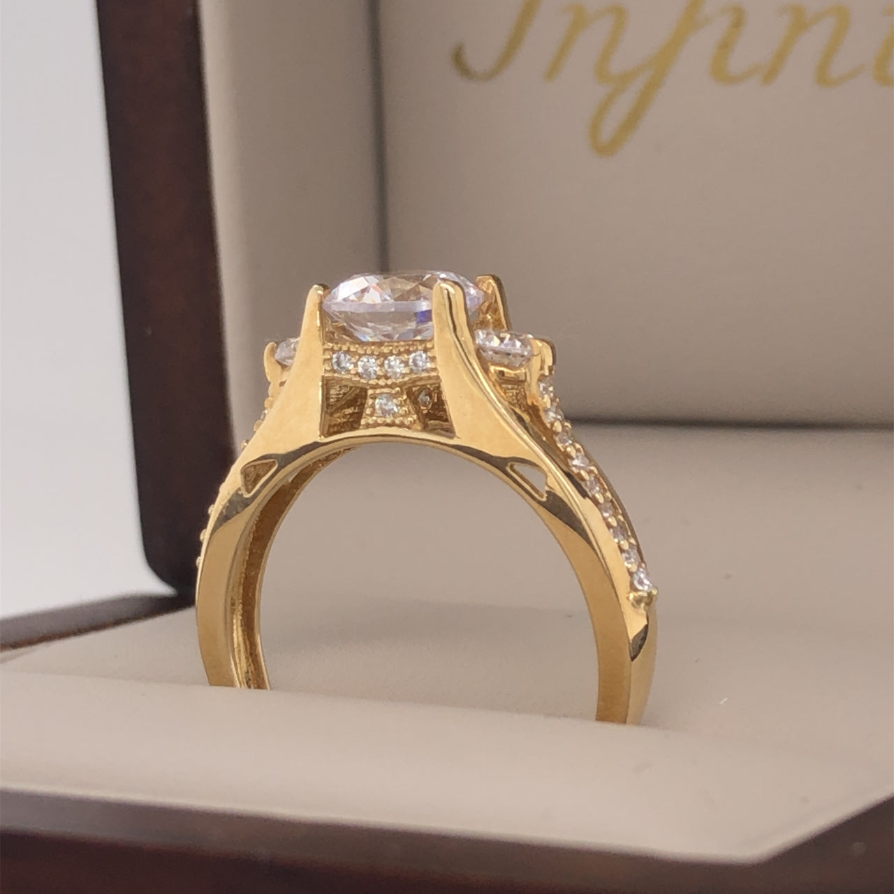 Anillo Oro 10k, Tres Piedras con Zirconia Central 7 mm