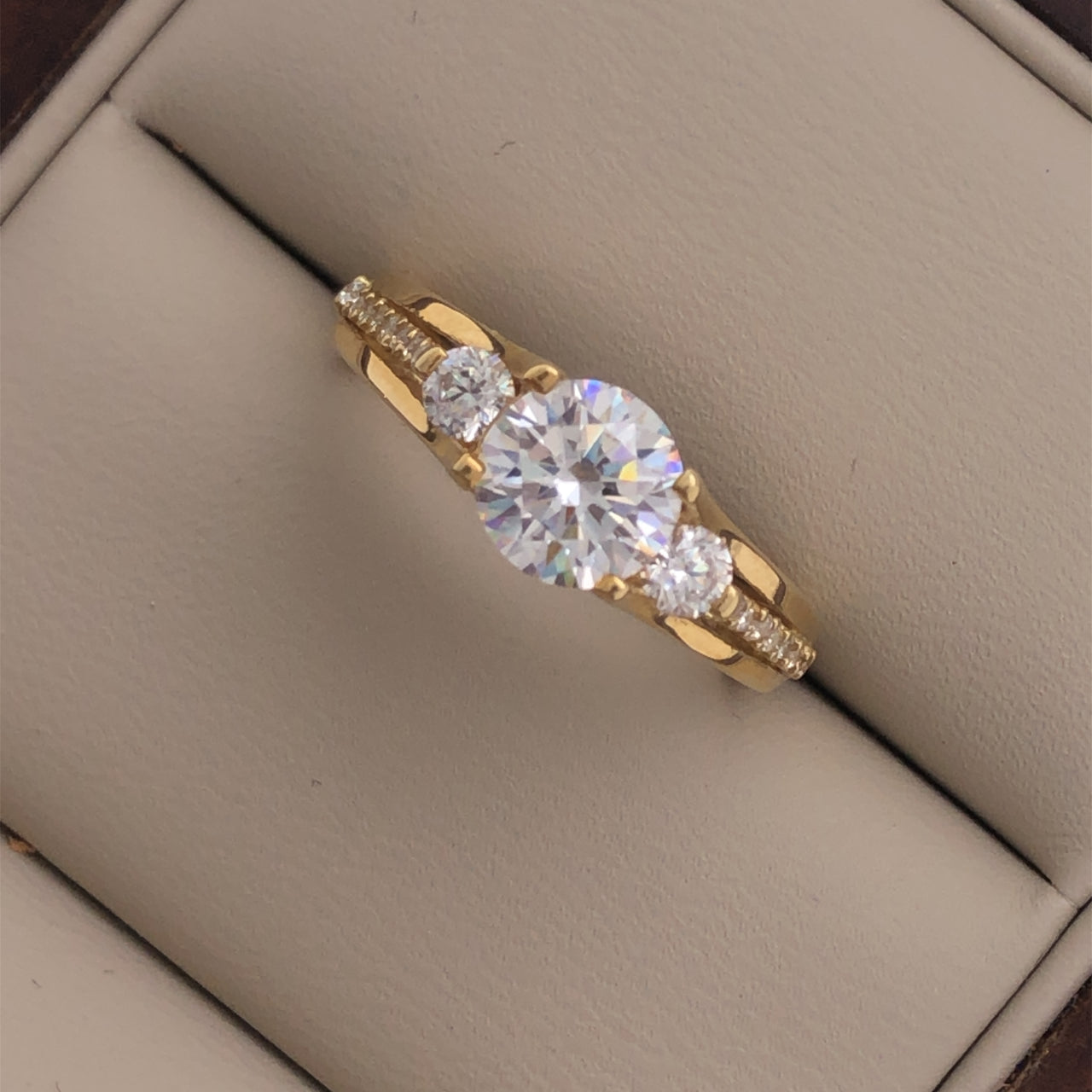 Anillo Oro 10k, Tres Piedras con Zirconia Central 7 mm