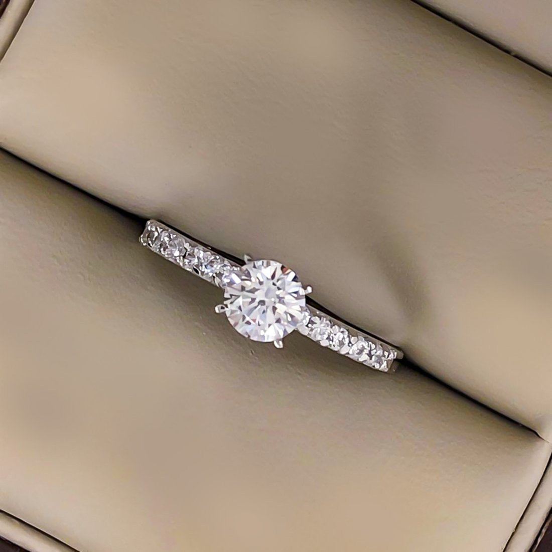 Anillo Oro Blanco 14k, Pavé con Zirconia Central 5 mm - Infiniti Joyas