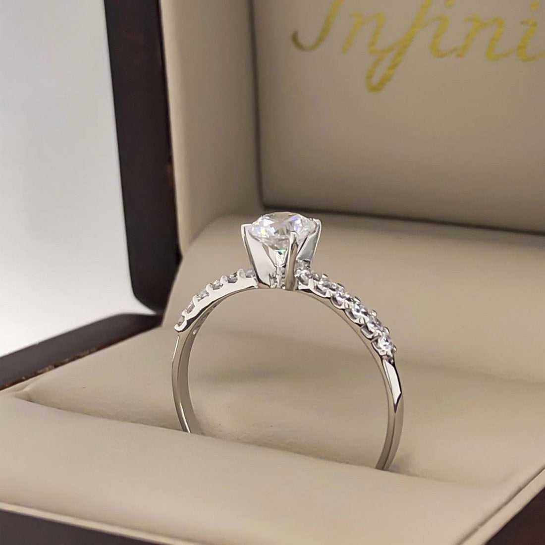 Anillo Oro Blanco 14k, Pavé con Zirconia Central 5 mm - Infiniti Joyas