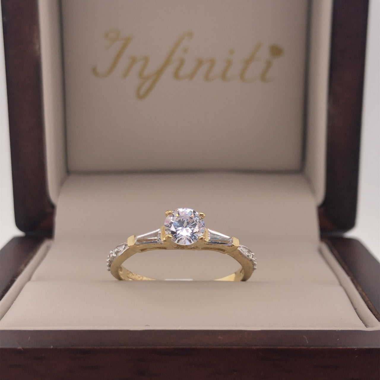 Anillo Oro 10k, Zirconia Central de 5 mm, Baguette Laterales - Infiniti Joyas