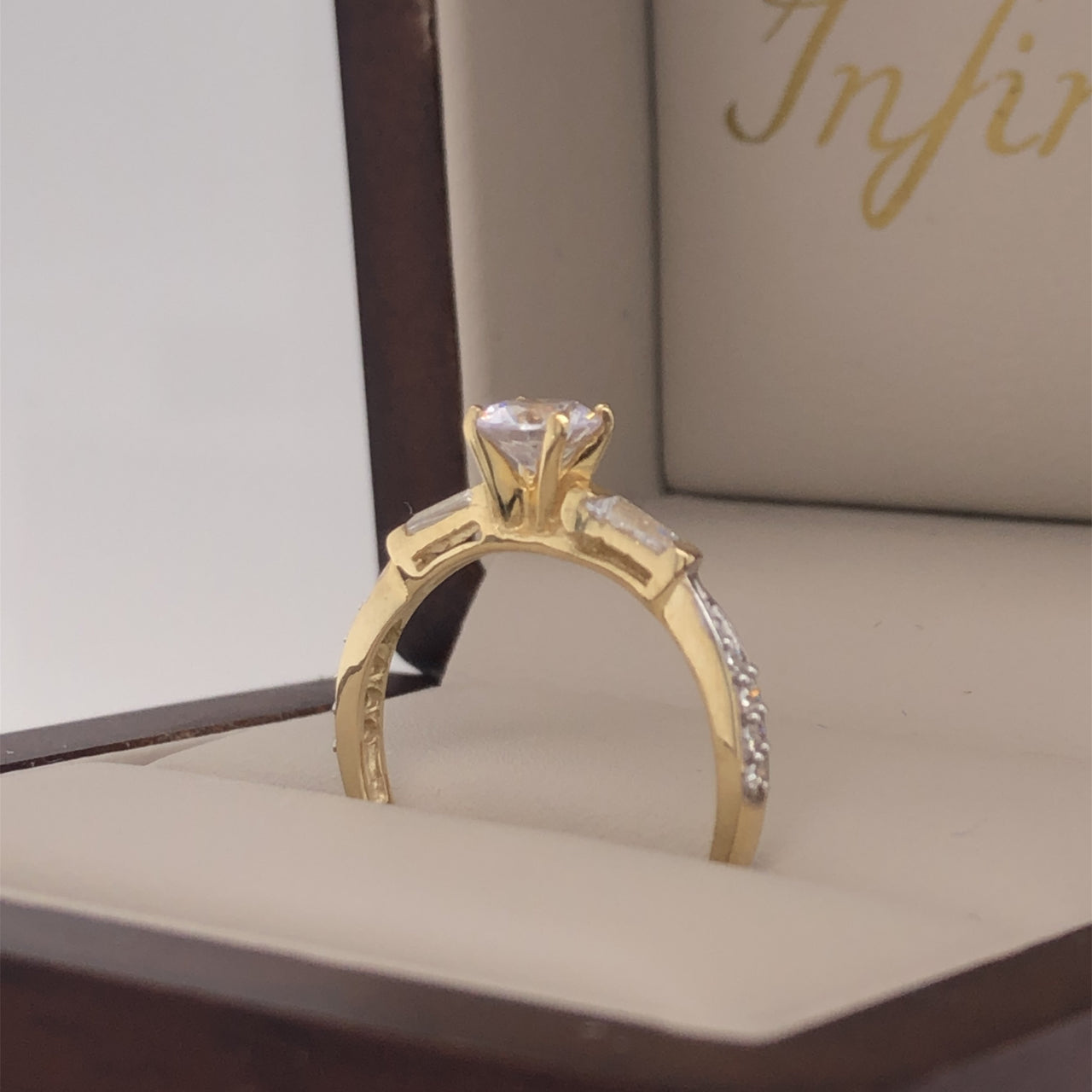 Anillo Oro 10k, Zirconia Central de 5 mm, Baguette Laterales - Infiniti Joyas