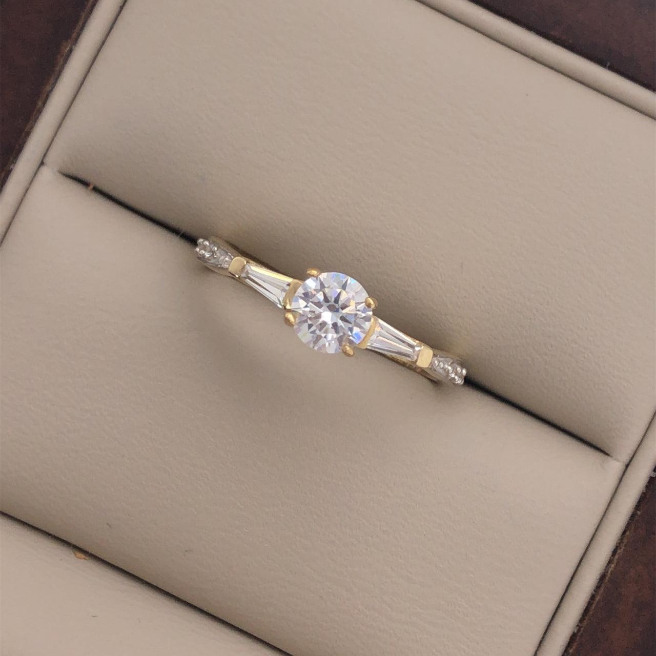 Anillo Oro 10k, Zirconia Central de 5 mm, Baguette Laterales - Infiniti Joyas
