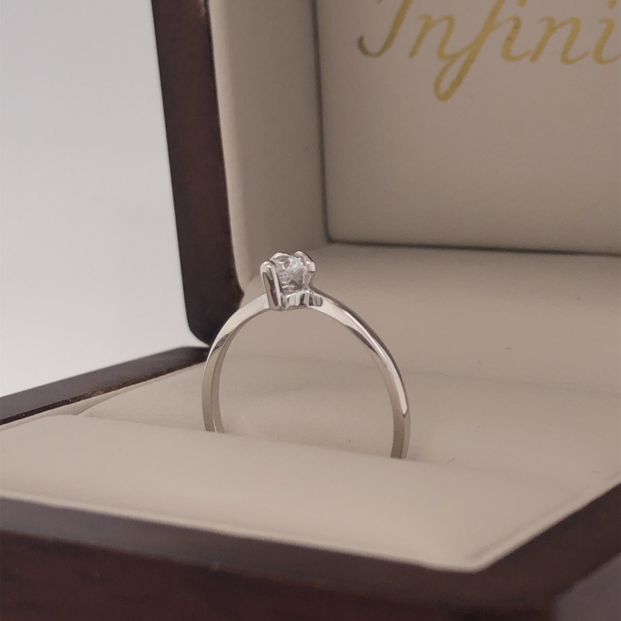 Anillo Oro Blanco 10k, Zirconia de 3 mm - Infiniti Joyas