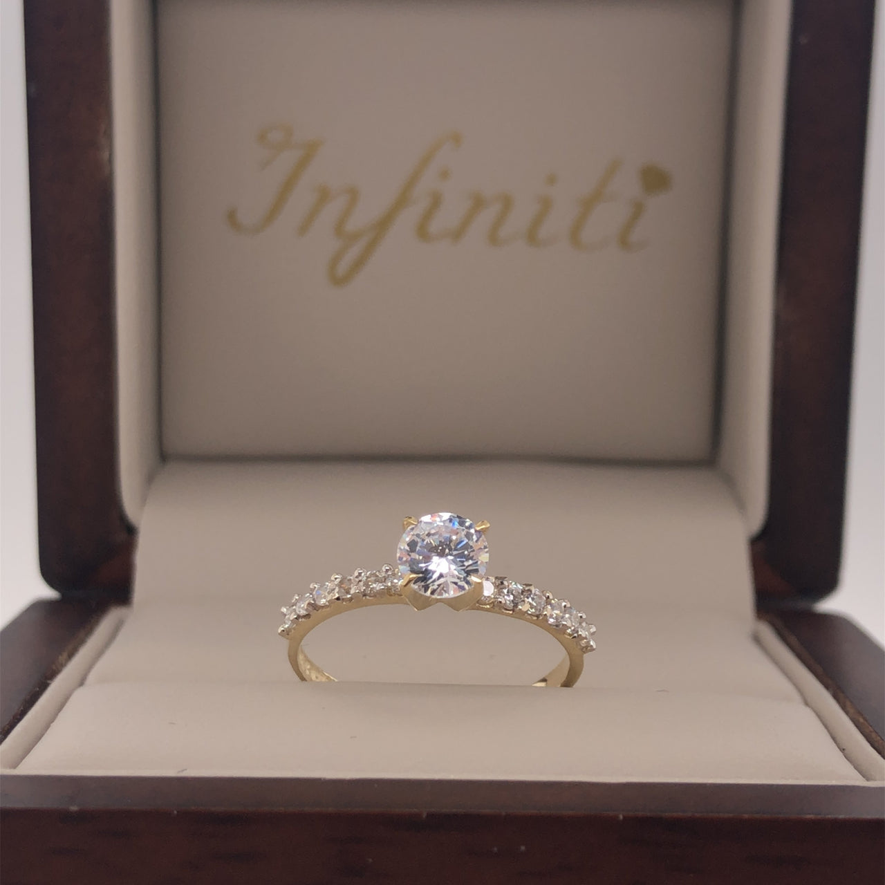 Anillo Oro 10k, Pavé Zirconia Central de 5 mm - Infiniti Joyas