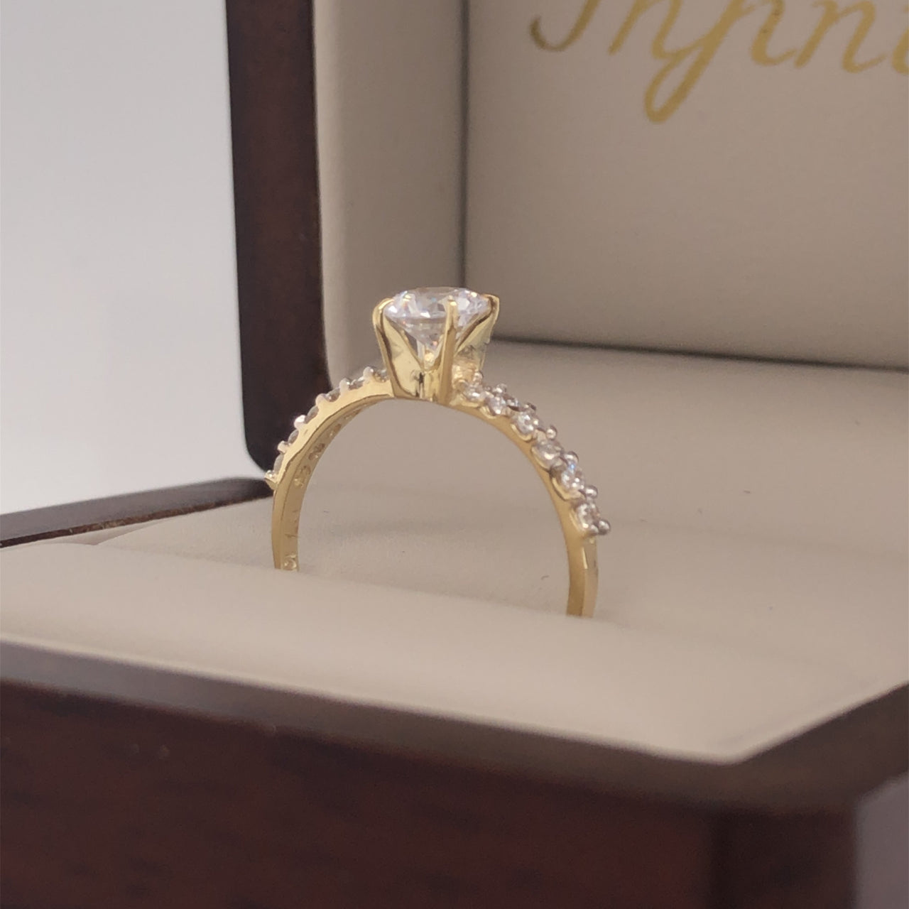 Anillo Oro 10k, Pavé Zirconia Central de 5 mm - Infiniti Joyas