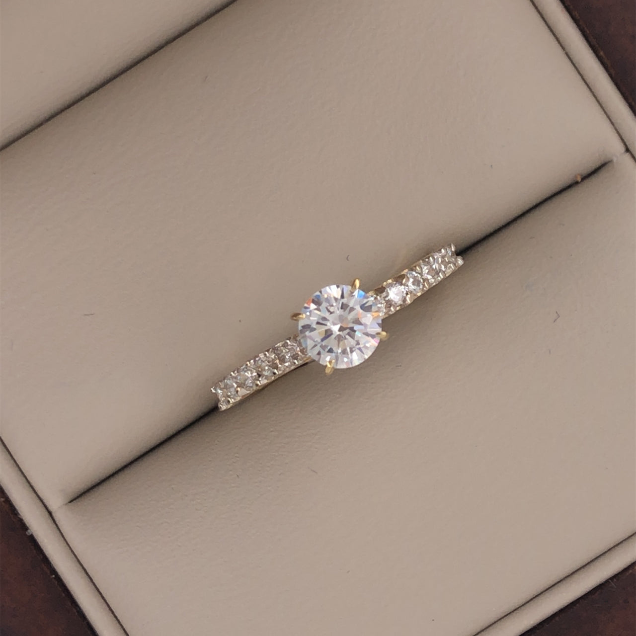 Anillo Oro 10k, Pavé Zirconia Central de 5 mm - Infiniti Joyas
