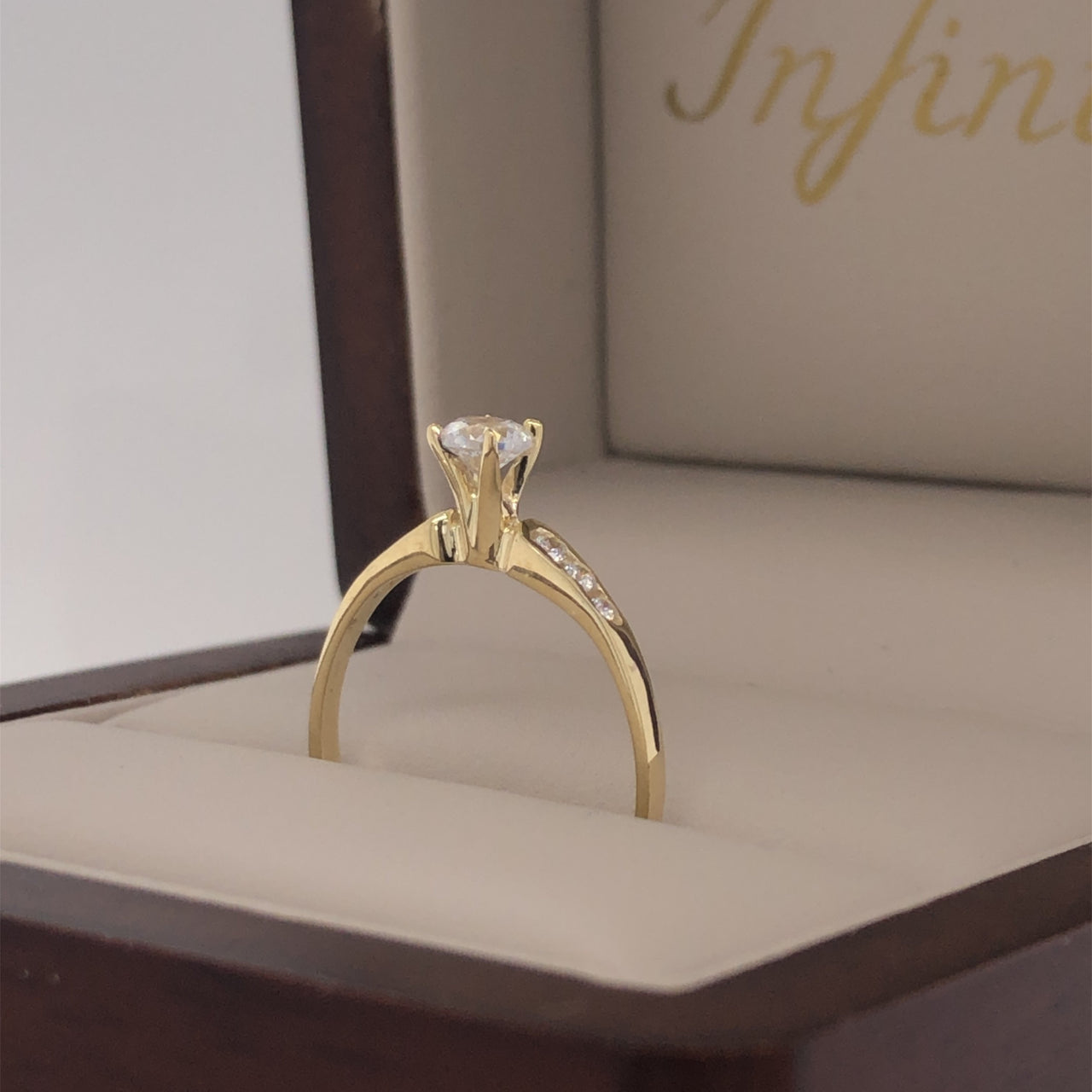 Anillo Oro 10k, Zirconia Central de 3.5 mm - Infiniti Joyas
