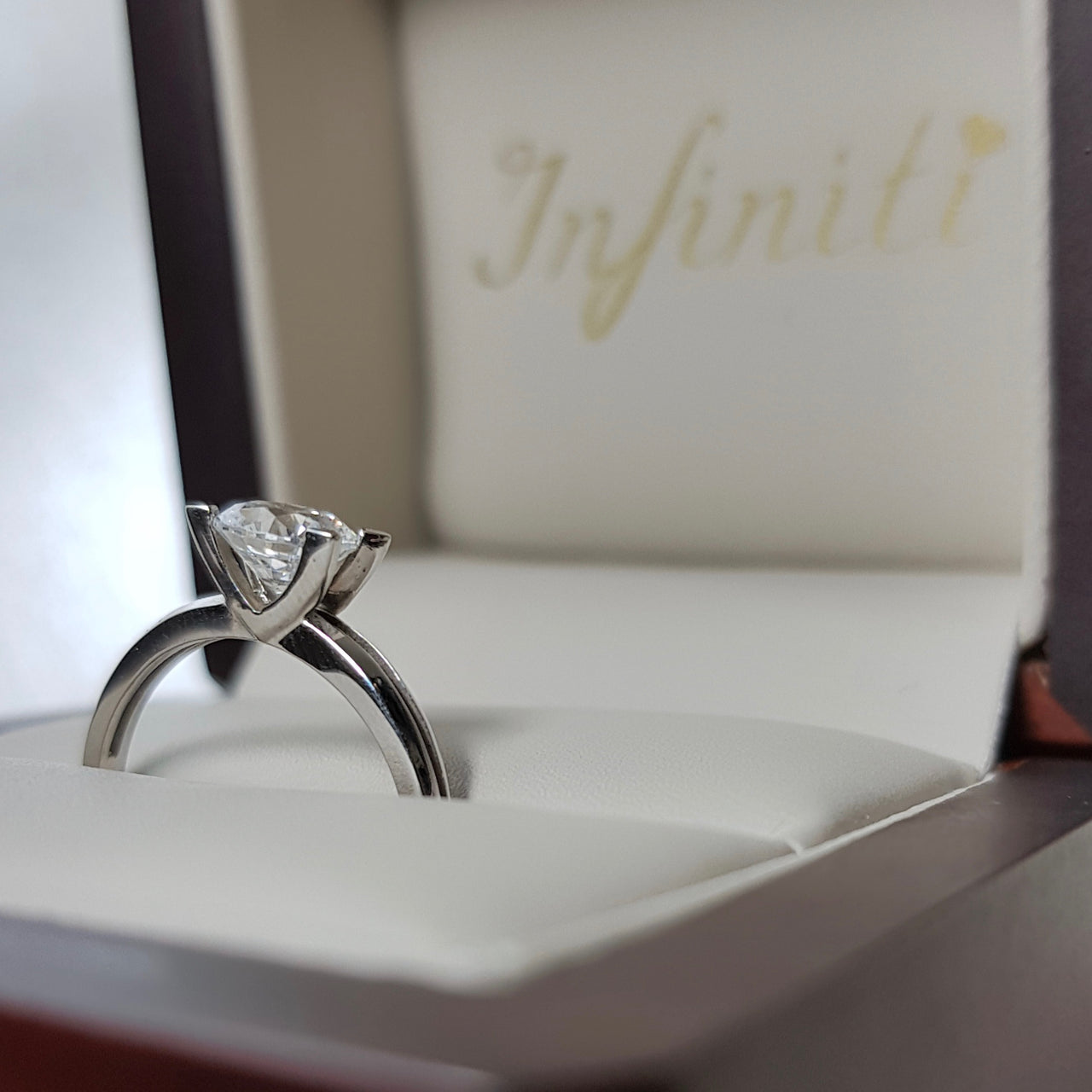 Anillo Oro Blanco 10k, Solitario con Zirconia de 6 mm - Infiniti Joyas