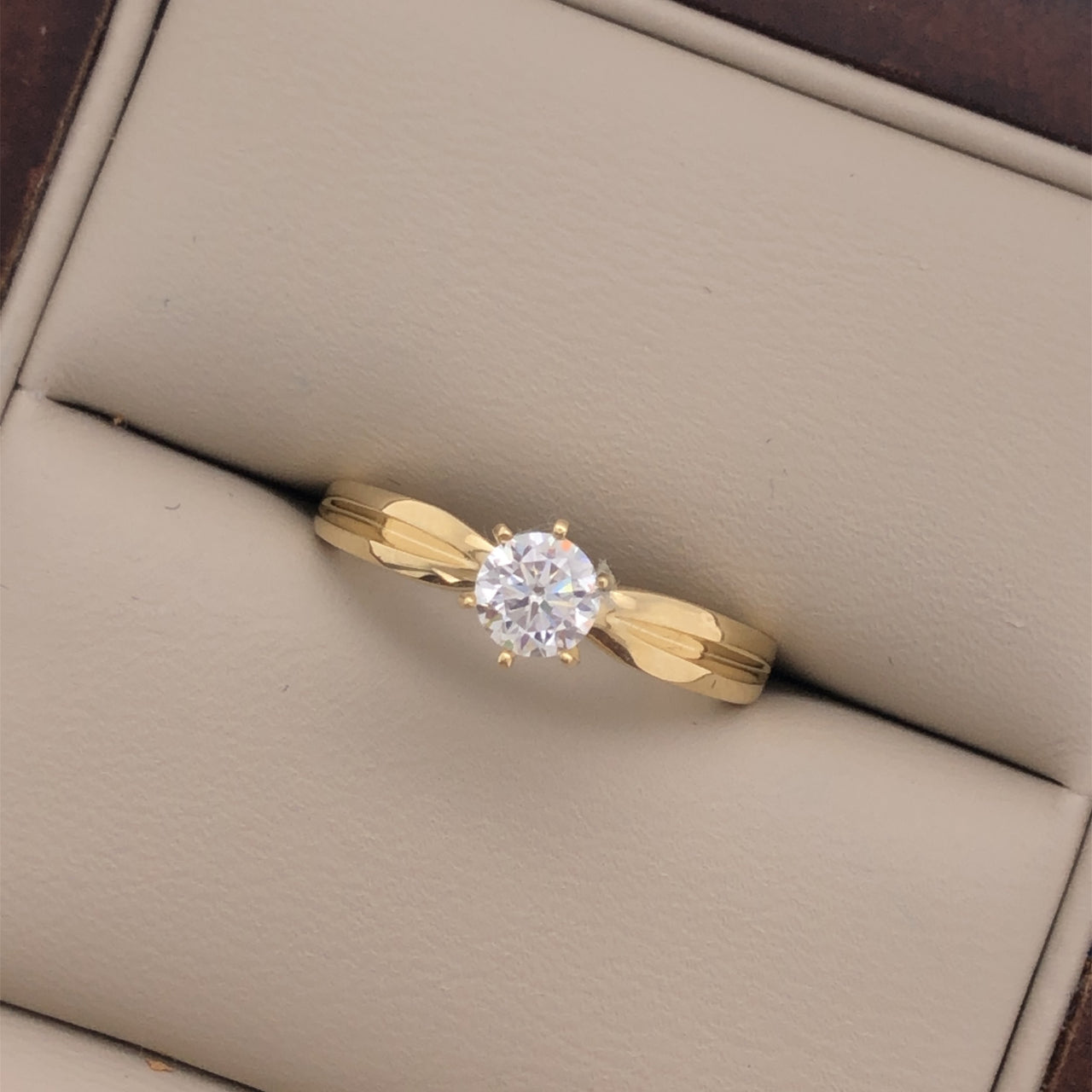 Anillo Oro 10k, Estilo Apertura Central, Zirconia de 4.5 mm - Infiniti Joyas