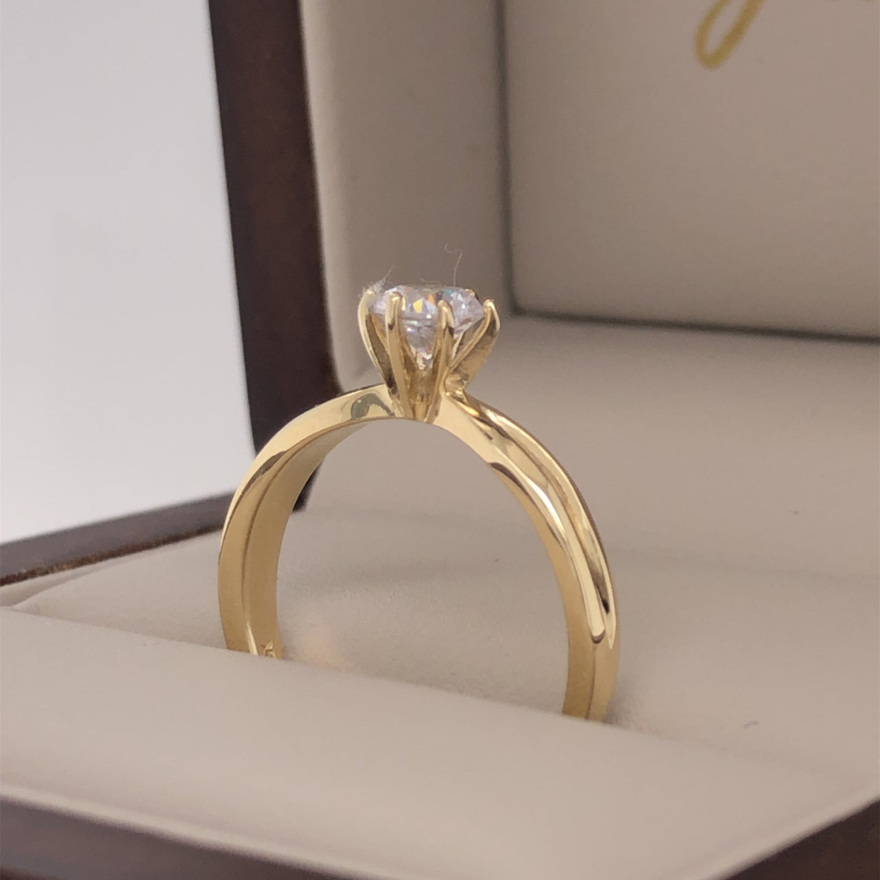Anillo Oro 10k, Estilo Apertura Central, Zirconia de 4.5 mm - Infiniti Joyas