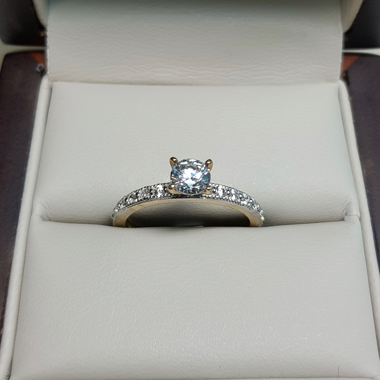 Anillo Oro 10k, Zirconia Central de 4 mm, Laterales 1 mm - Infiniti Joyas