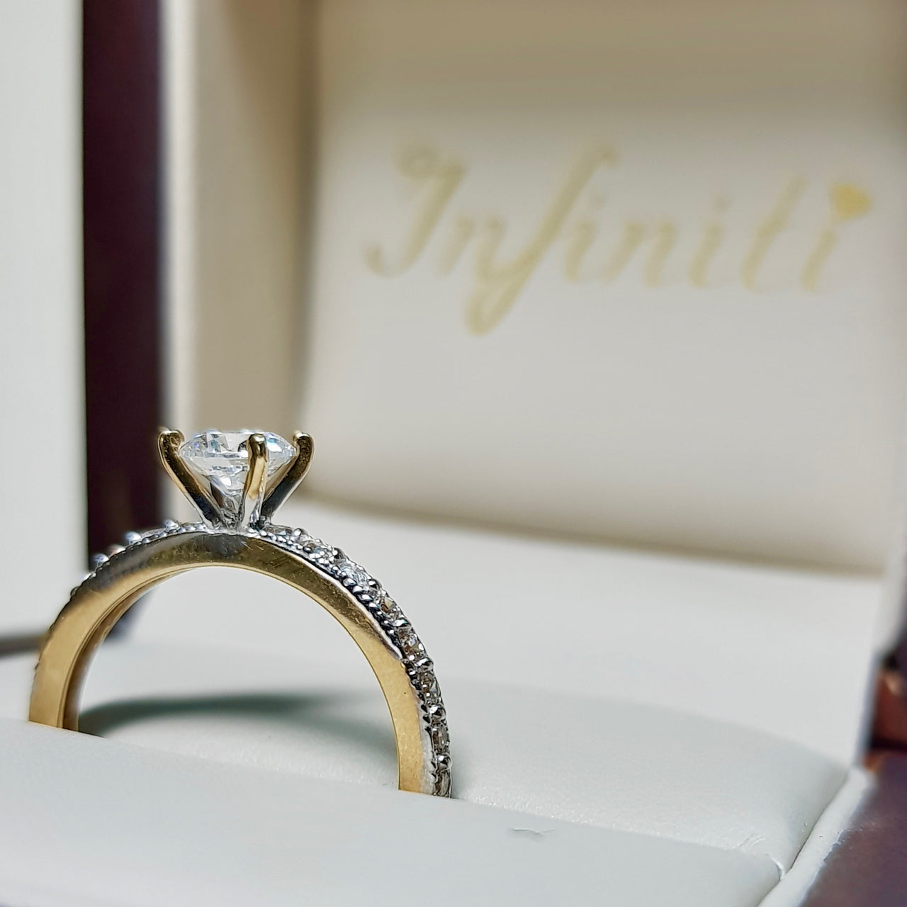 Anillo Oro 10k, Zirconia Central de 4 mm, Laterales 1 mm - Infiniti Joyas