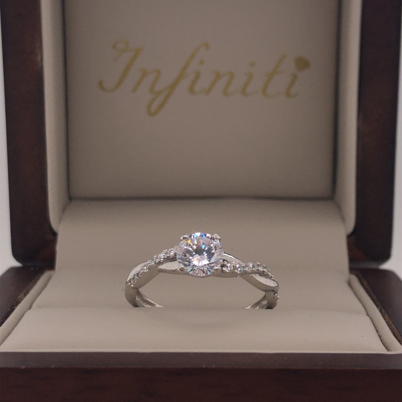 Anillo Oro Blanco 10k, Trenzado con Zirconia Central de 5.50 mm - Infiniti Joyas