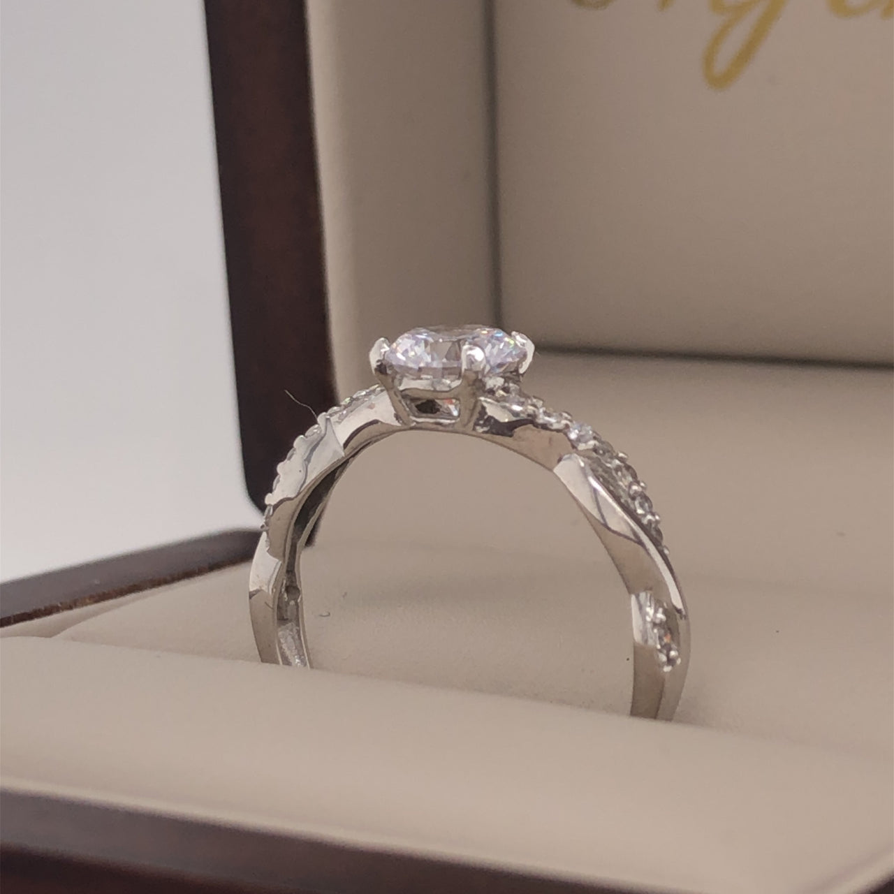 Anillo Oro Blanco 10k, Trenzado con Zirconia Central de 5.50 mm - Infiniti Joyas