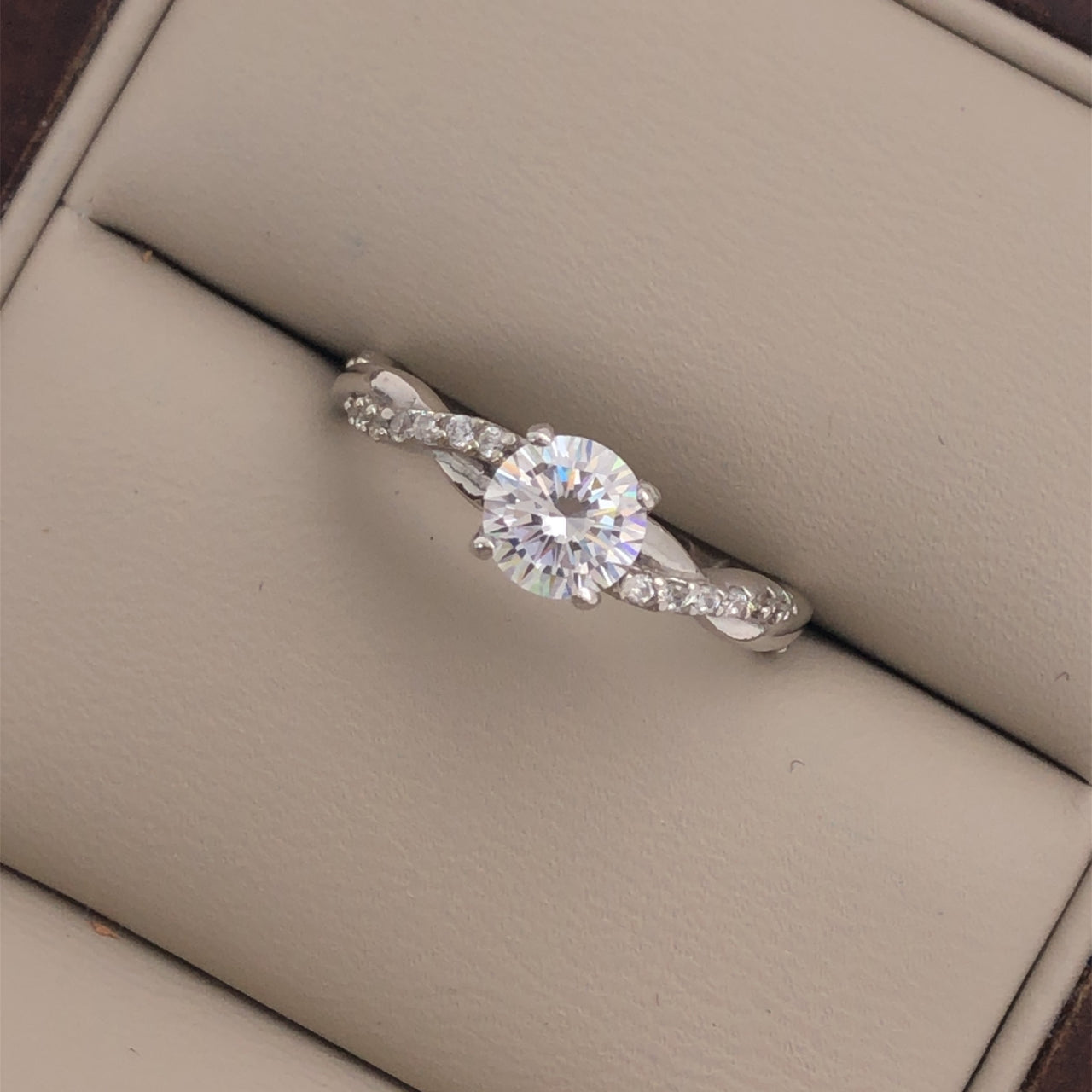 Anillo Oro Blanco 10k, Trenzado con Zirconia Central de 5.50 mm - Infiniti Joyas