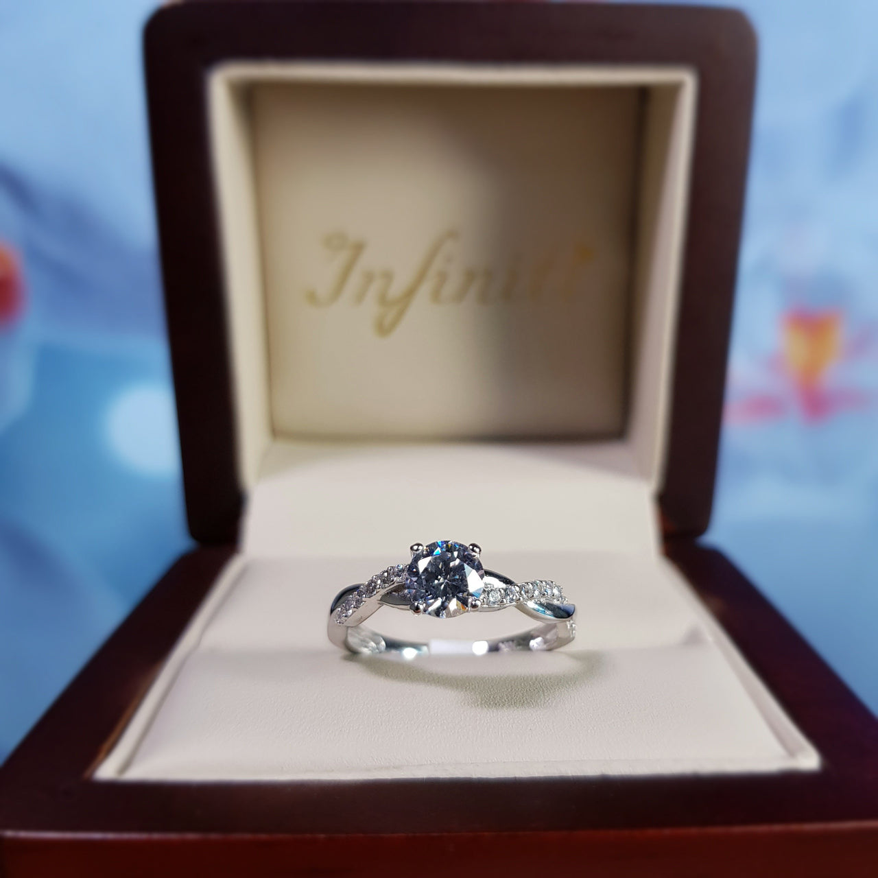 Anillo Oro Blanco 10k, Trenzado con Zirconia Central de 5.50 mm - Infiniti Joyas