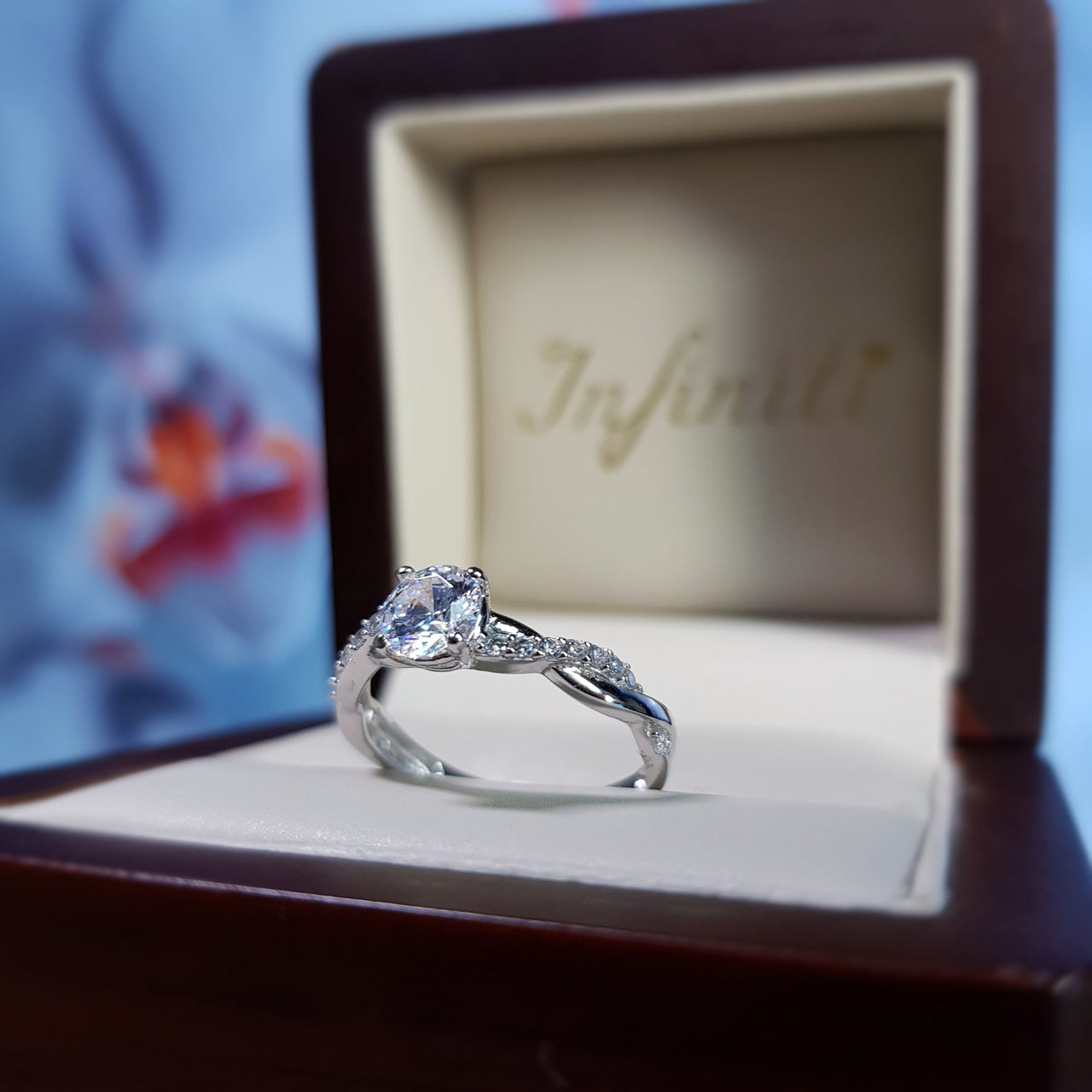 Anillo Oro Blanco 10k, Trenzado con Zirconia Central de 5.50 mm - Infiniti Joyas