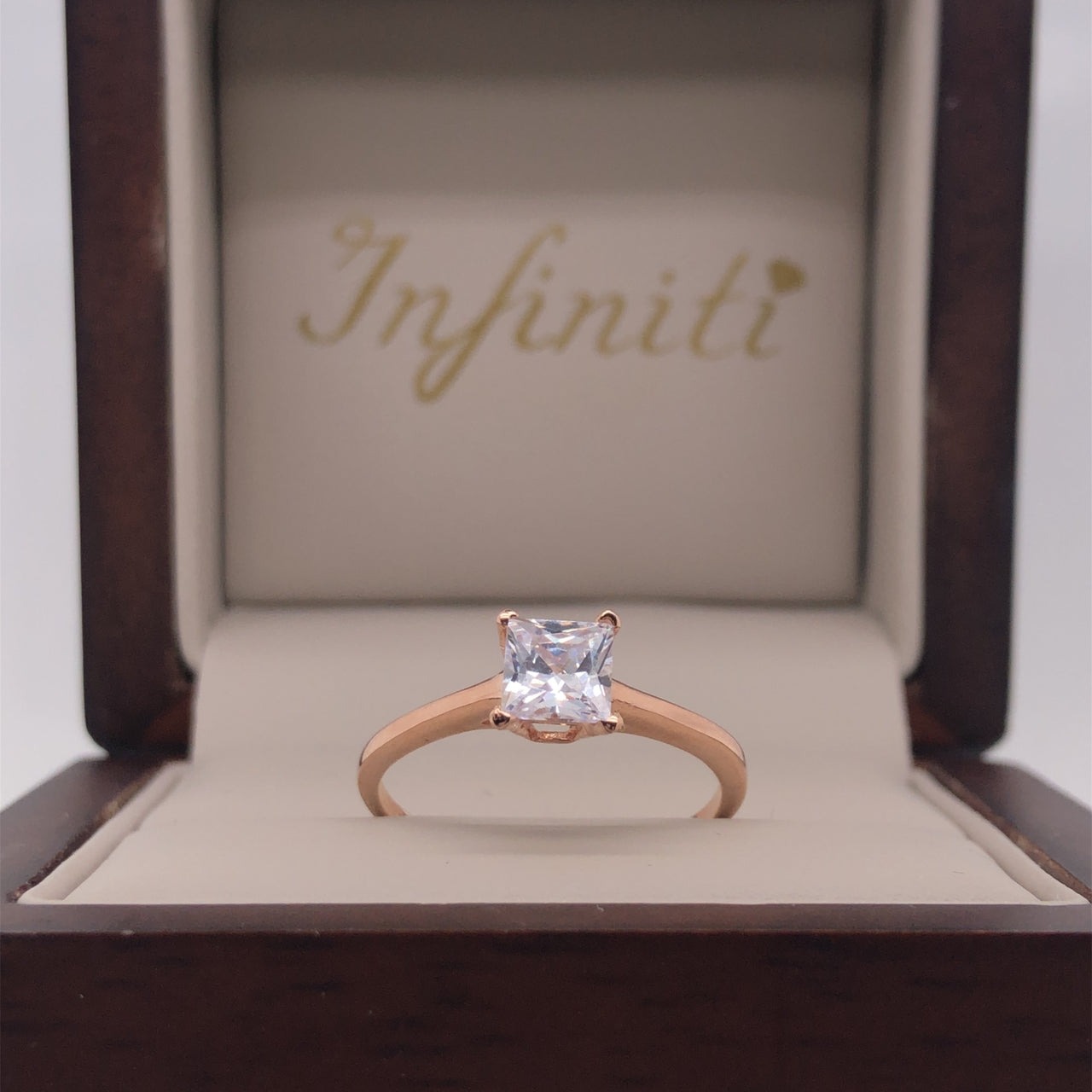 Anillo Oro Rosa 10k, Zirconia Princess de 5 mm - Infiniti Joyas