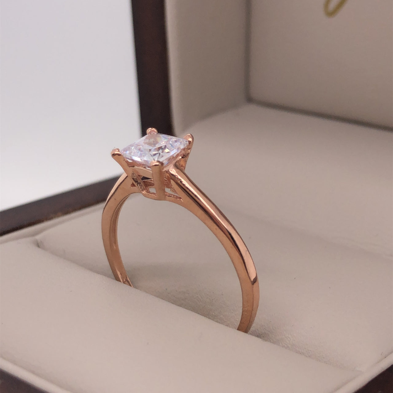 Anillo Oro Rosa 10k, Zirconia Princess de 5 mm - Infiniti Joyas