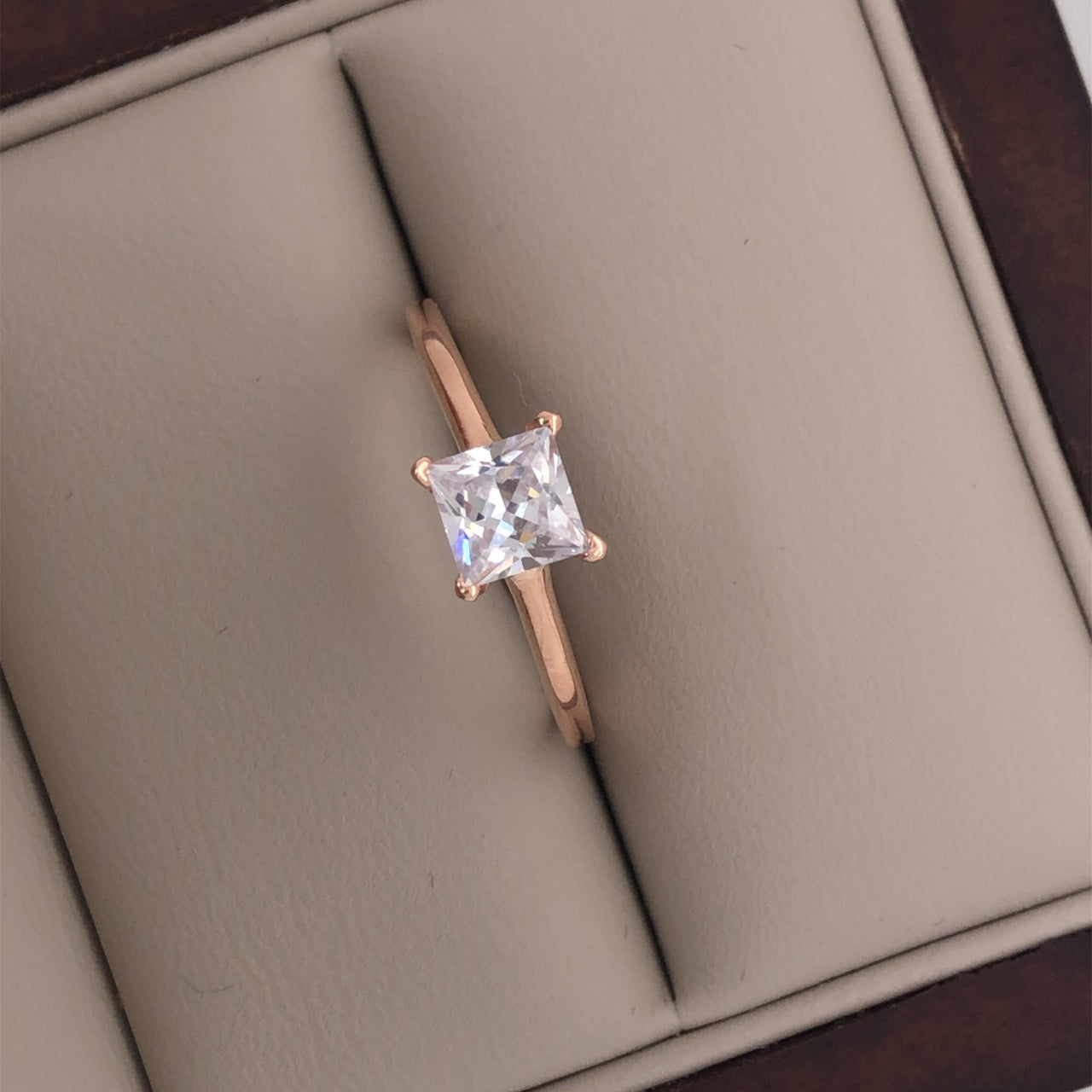 Anillo Oro Rosa 10k, Zirconia Princess de 5 mm - Infiniti Joyas