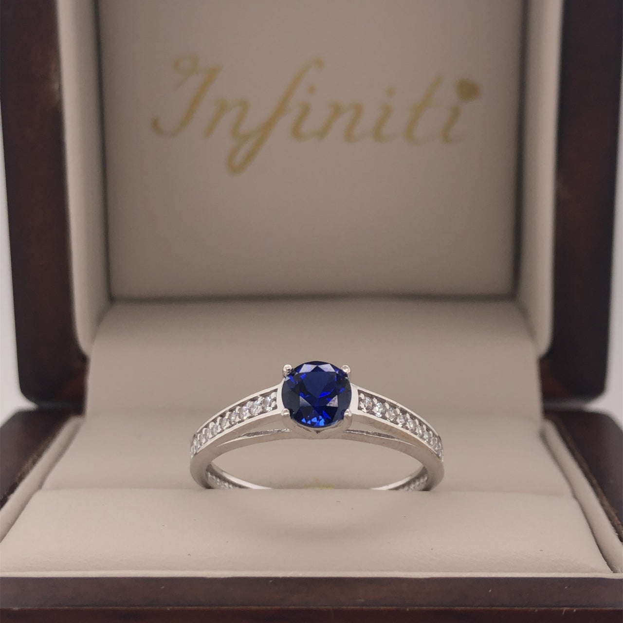 Anillo Oro Blanco 10k, Zafiro 5 mm con Pavé en Canal - Infiniti Joyas