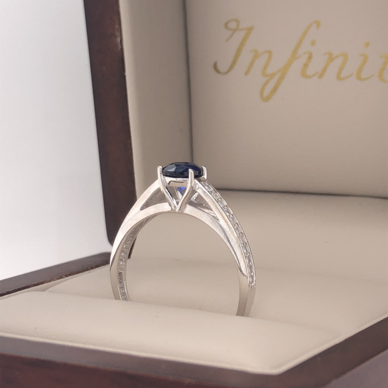 Anillo Oro Blanco 10k, Zafiro 5 mm con Pavé en Canal - Infiniti Joyas