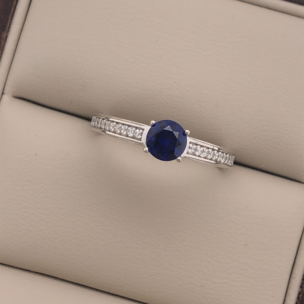Anillo Oro Blanco 10k, Zafiro 5 mm con Pavé en Canal - Infiniti Joyas