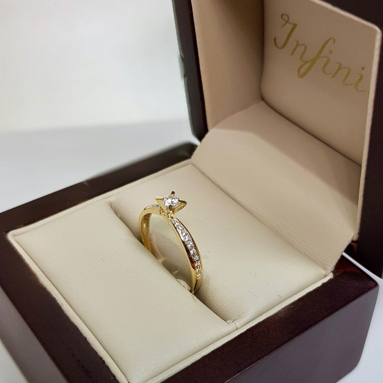 Anillo Oro 10k, Zirconia 3.5 mm estilo Pavé con Laterales de 1 mm - Infiniti Joyas