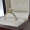 Anillo Oro 10k, Zirconia 5.5 mm con Baguettes en las Laterales de 3 mm - Infiniti Joyas