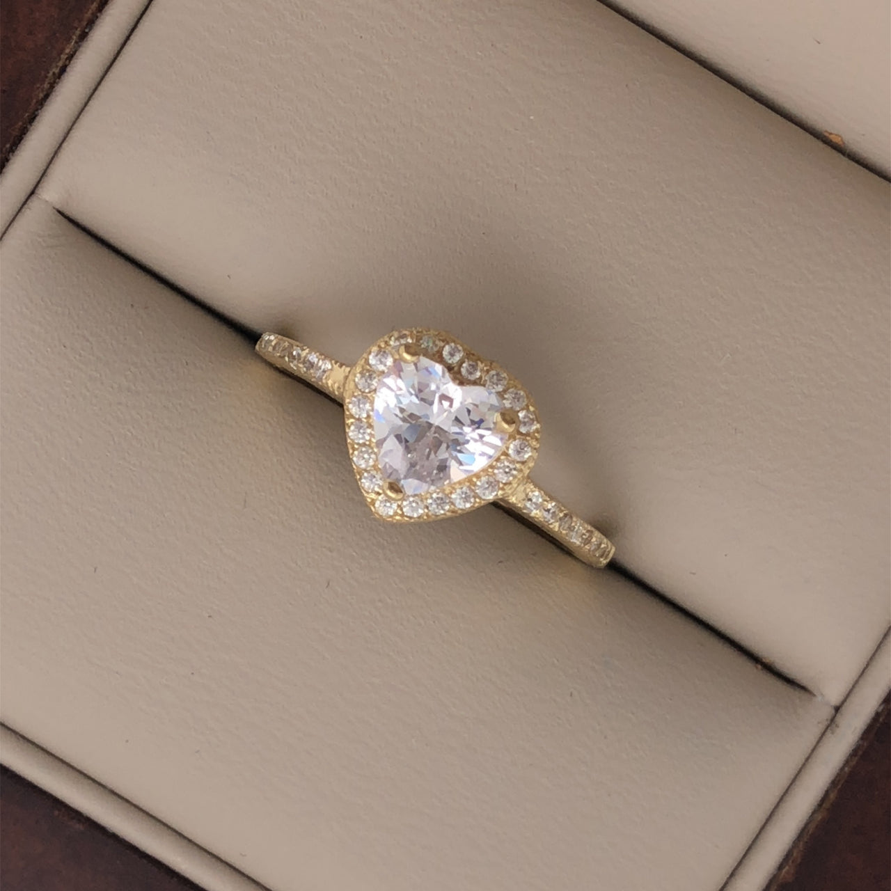 Anillo Oro 10k, Halo con Zirconia Forma Corazón 6 mm - Infiniti Joyas