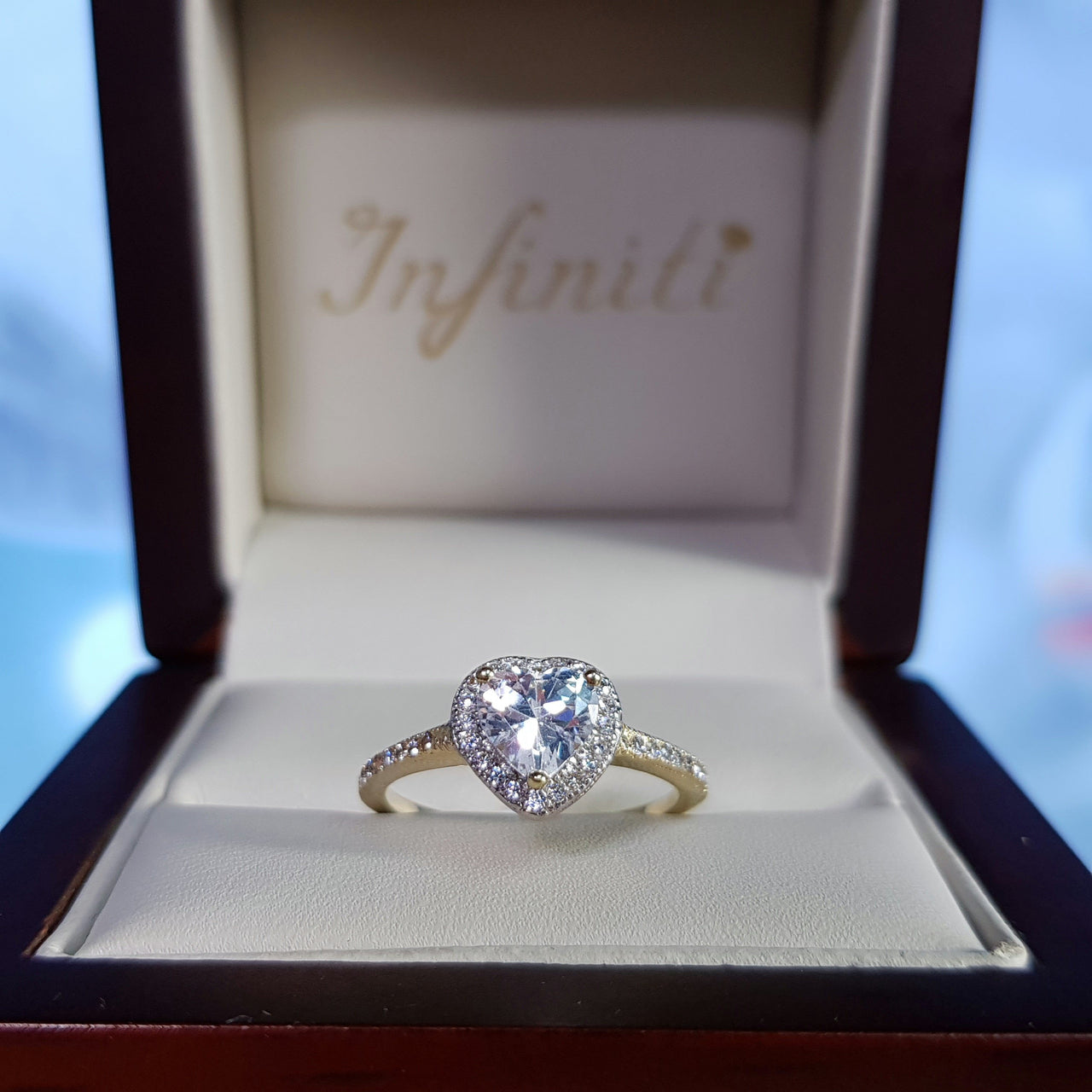 Anillo Oro 10k, Halo con Zirconia Forma Corazón 6 mm - Infiniti Joyas