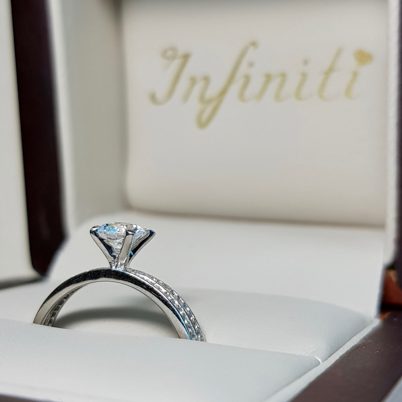 Anillo Oro Blanco 10k, Zirconia 5 mm Estilo Pavé Doble Fila de 1 mm Laterales - Infiniti Joyas