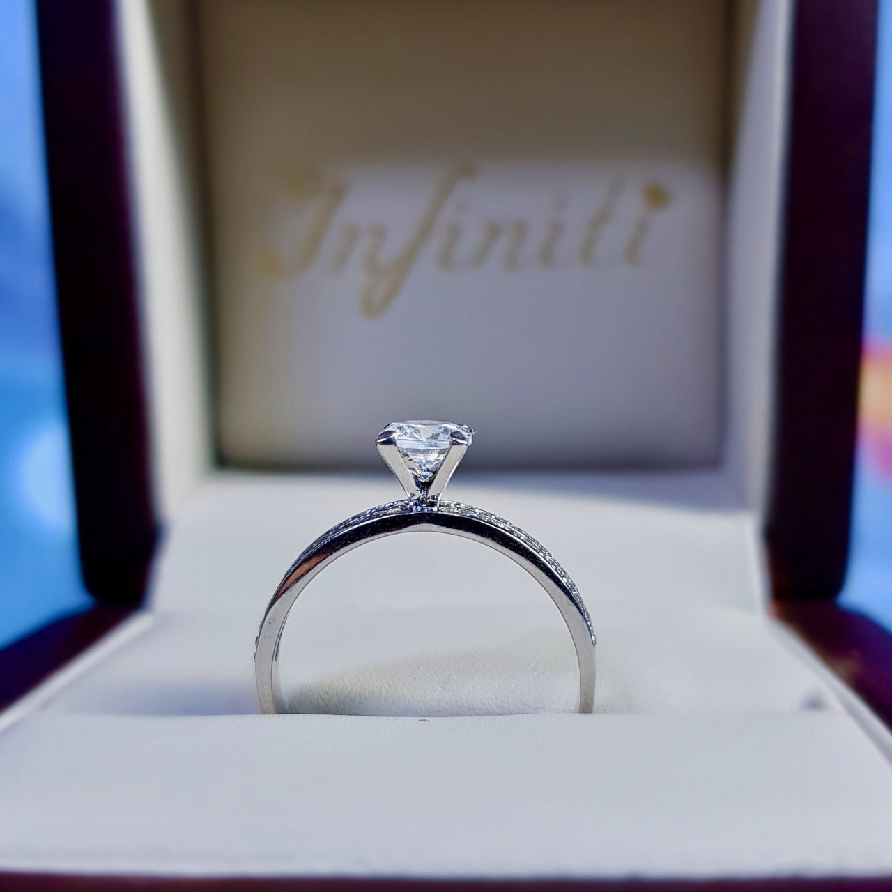 Anillo Oro Blanco 10k, Zirconia 5 mm Estilo Pavé - Infiniti Joyas
