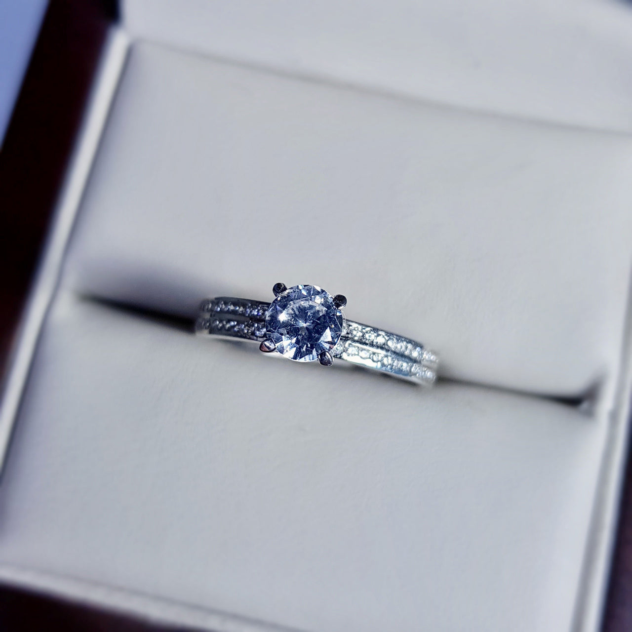 Anillo Oro Blanco 10k, Zirconia 5 mm Estilo Pavé - Infiniti Joyas