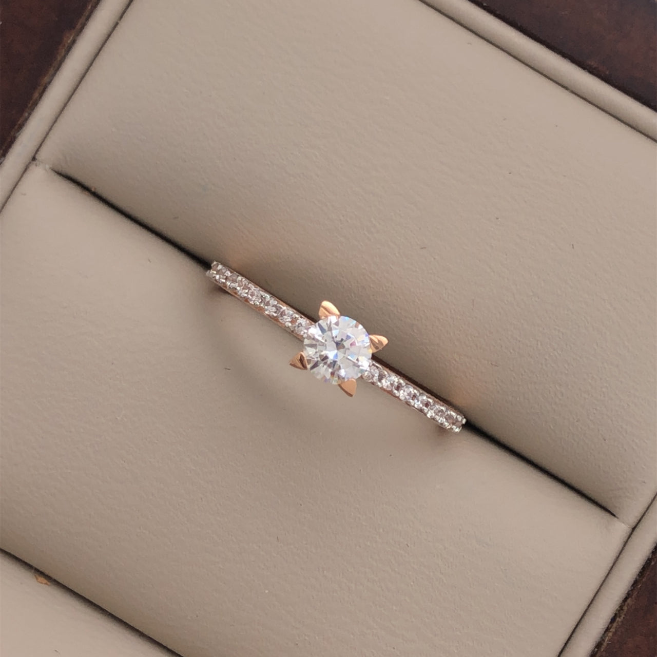 Anillo Oro Rosa 10k, Estilo Pavé Zirconia 4 mm - Infiniti Joyas