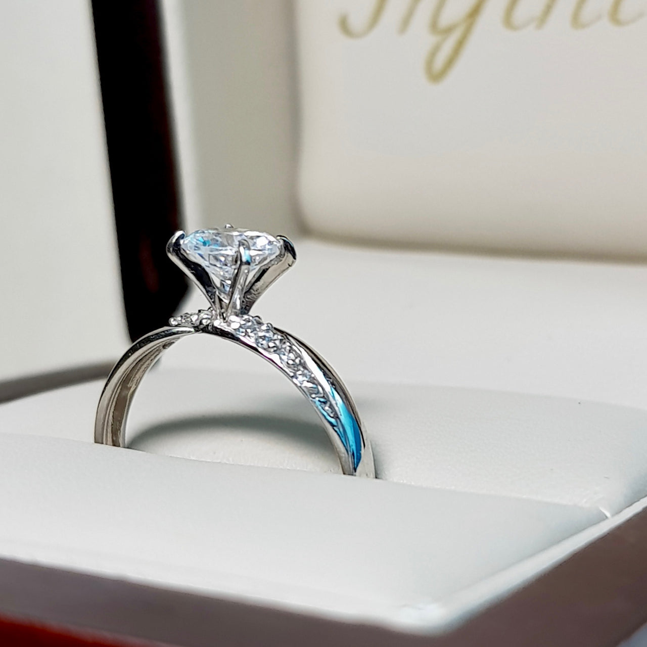 Anillo Oro Blanco 10k, Zirconia 5.5 mm con Laterales de 1.5 mm - Infiniti Joyas