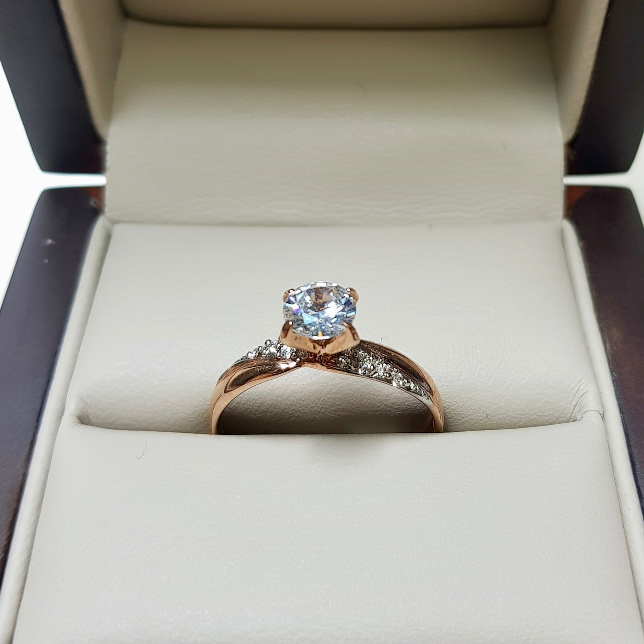 Anillo Oro Rosa 10k, Zirconia 5.5 mm, Laterales de 1.5 mm - Infiniti Joyas
