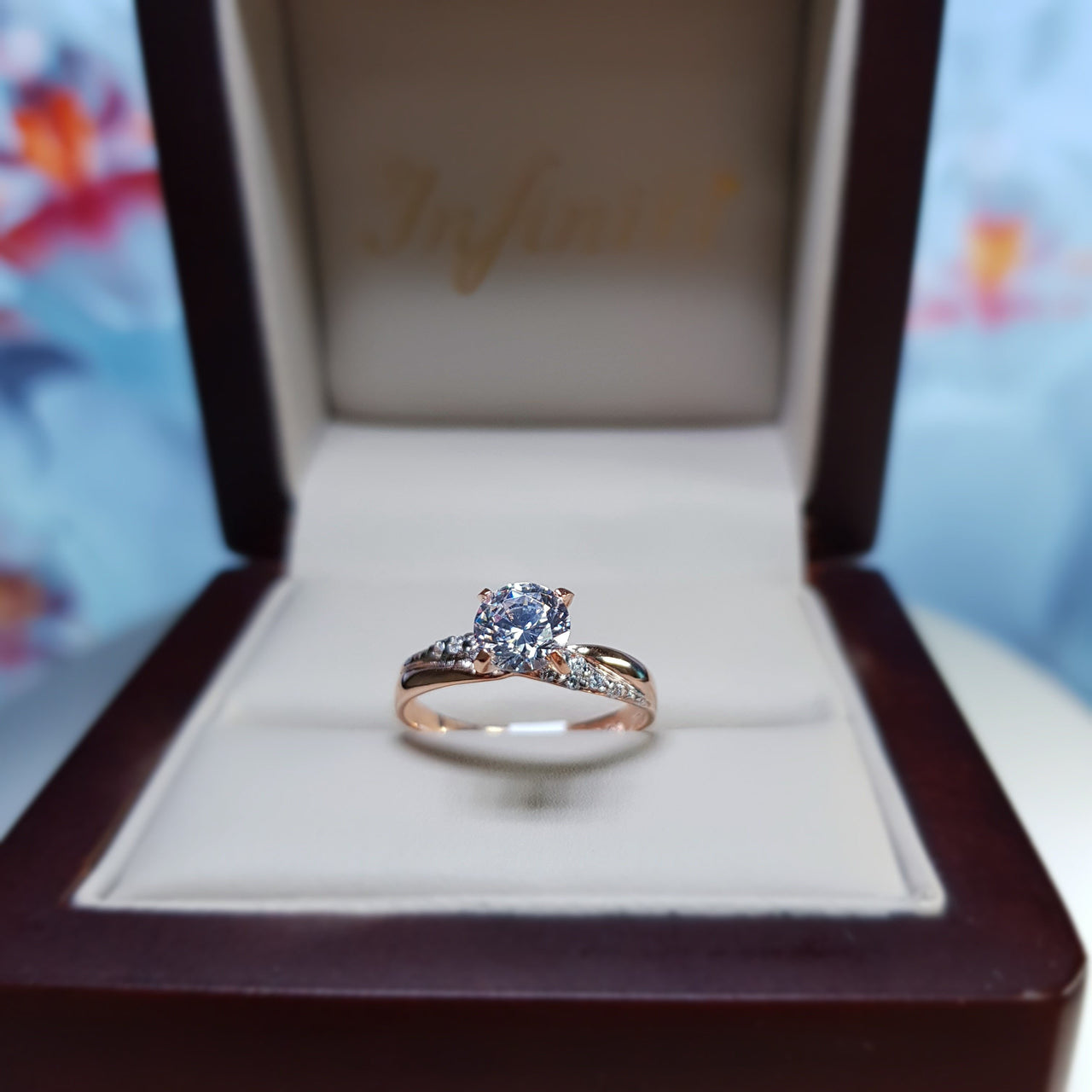 Anillo Oro Rosa 10k, Zirconia 5.5 mm, Laterales de 1.5 mm - Infiniti Joyas