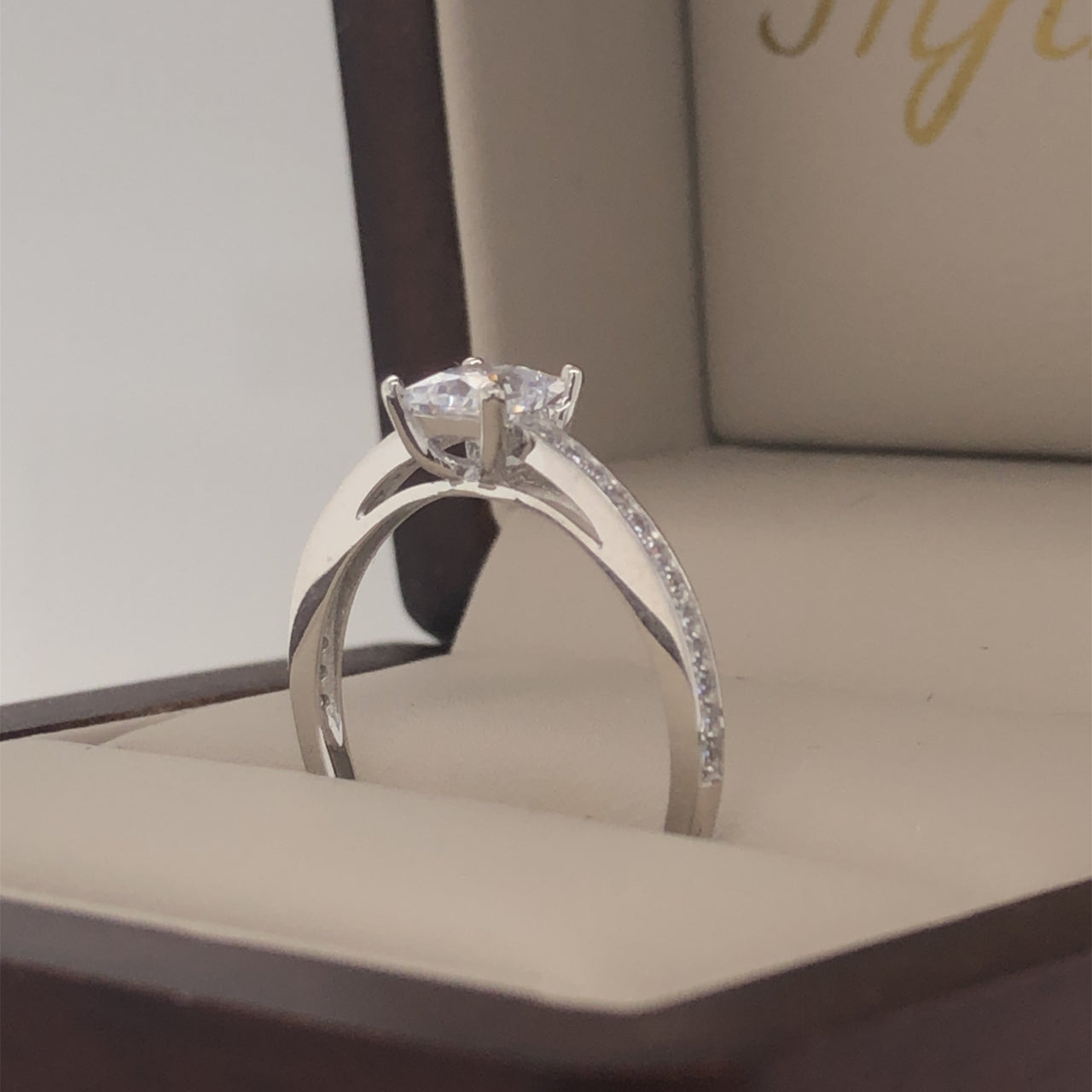 Anillo Oro Blanco 10k, Zirconia Central Princess 4.5 mm - Infiniti Joyas
